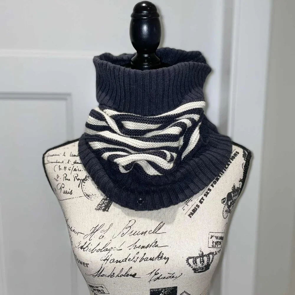 Lululemon Chalet Keep Your Neck Cozy Polar Cream / Deep Coal - VEUC - Like New - Picture 5 of 8